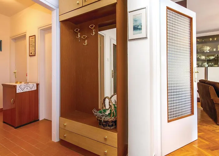 2 Bedroom Amazing In Lejlighed Lovran